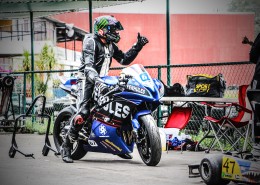 正在训练的摩托车赛车手图片(12张)