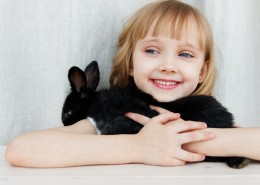 和兔子亲近的小女孩图片(10张)