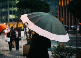 雨中撑伞的人物图片(13张)