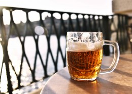 玻璃杯里的啤酒图片(14张)
