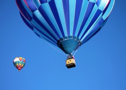 缓慢升空的多彩热气球图片(18张)