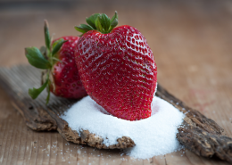 白糖上的红草莓图片(10张)