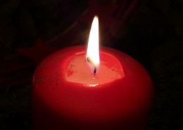 燃烧着的红蜡烛图片(14张)