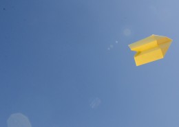 在飞的黄色纸飞机图片(10张)