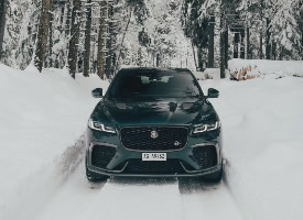 一組雪地里的捷豹F-Pace汽車圖片