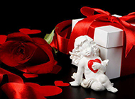 愛神天使與禮物玫瑰花圖片素材
