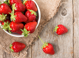 草莓酸酸甜甜的，营养丰富，也被常常使