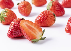 新鲜爽口水分足的草莓图片