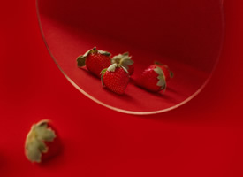 一組草莓紅色背景藝術照圖片