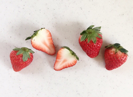 草莓是老少皆宜的一种水果，非常受到
