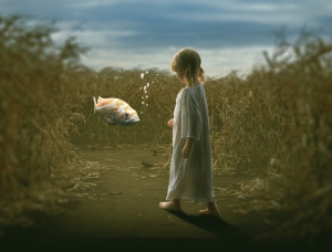 创意合成，制作一幅小女孩与金鱼交流的创意场景