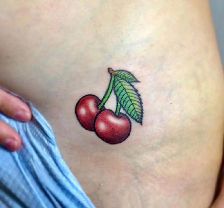 小巧可爱的彩绘樱桃纹身 适合女生的小型纹身图案(3)