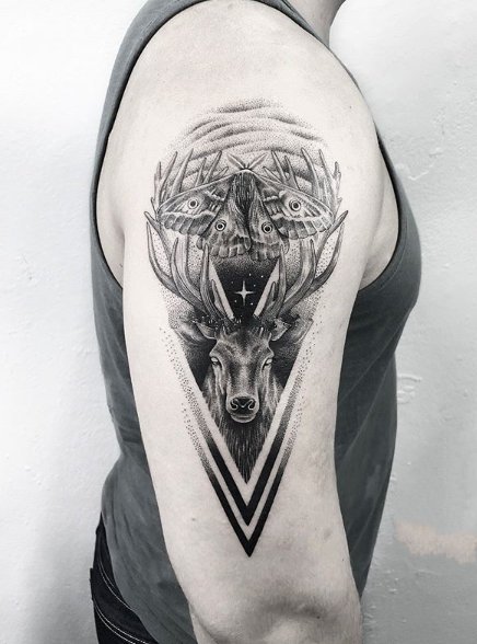 黑灰色的包臂鹿頭紋身圖案