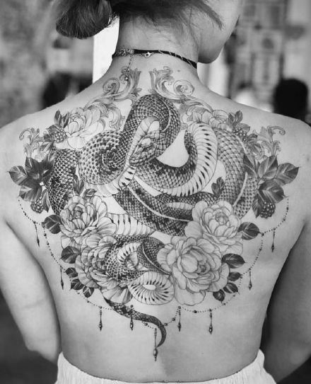 女生大满背的黑蛇纹身图案(3)