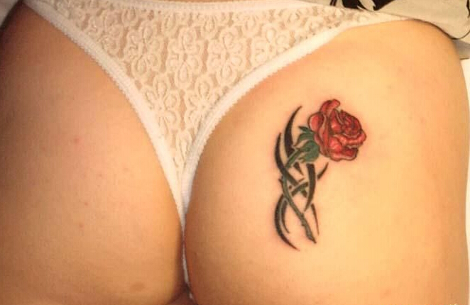 美女腰臀上鲜艳的玫瑰花纹身