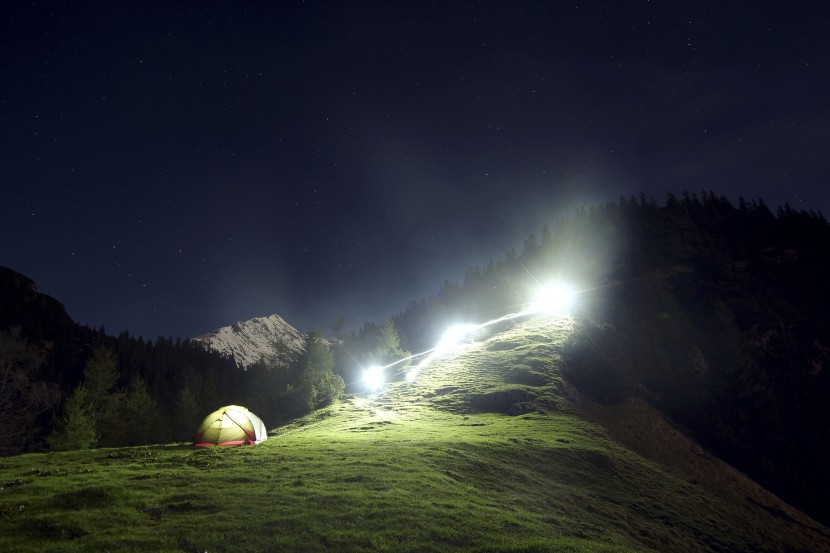 夜晚郊外的帐篷图片