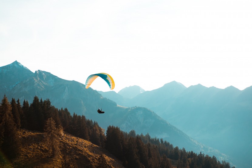 有趣的滑翔伞运动图片