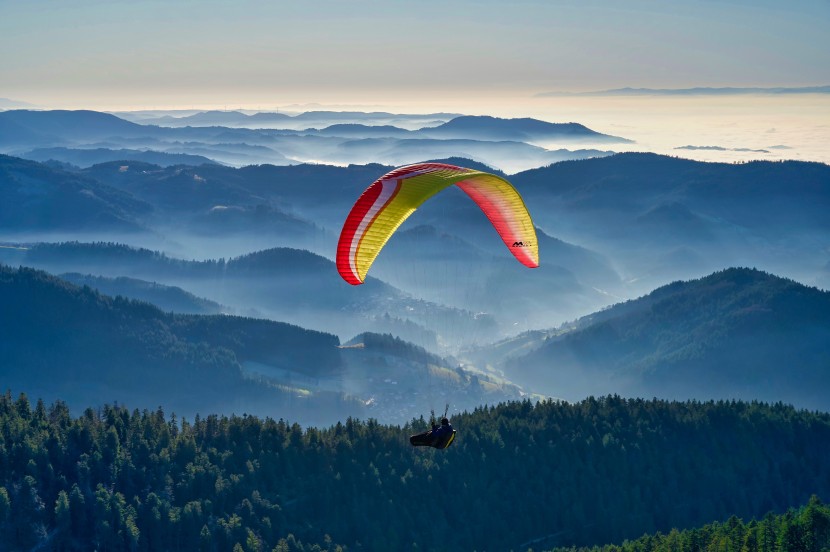 自由自在的滑翔伞运动图片