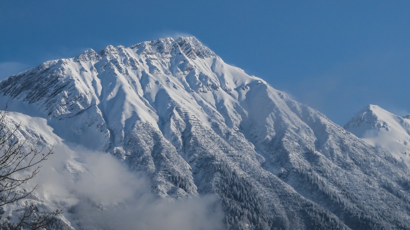 风中扬起白雾的雪山图片