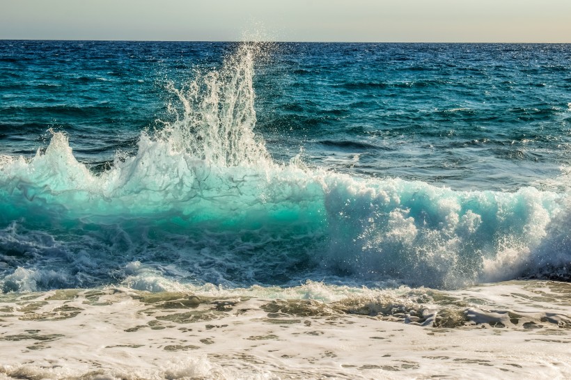 波濤洶涌的海浪風(fēng)景圖片