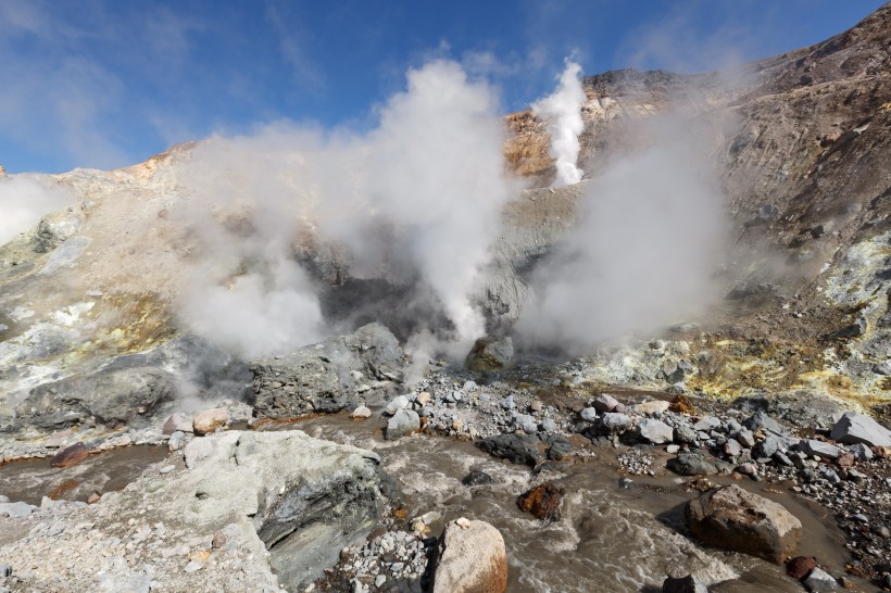 强势喷发的火山风景图片