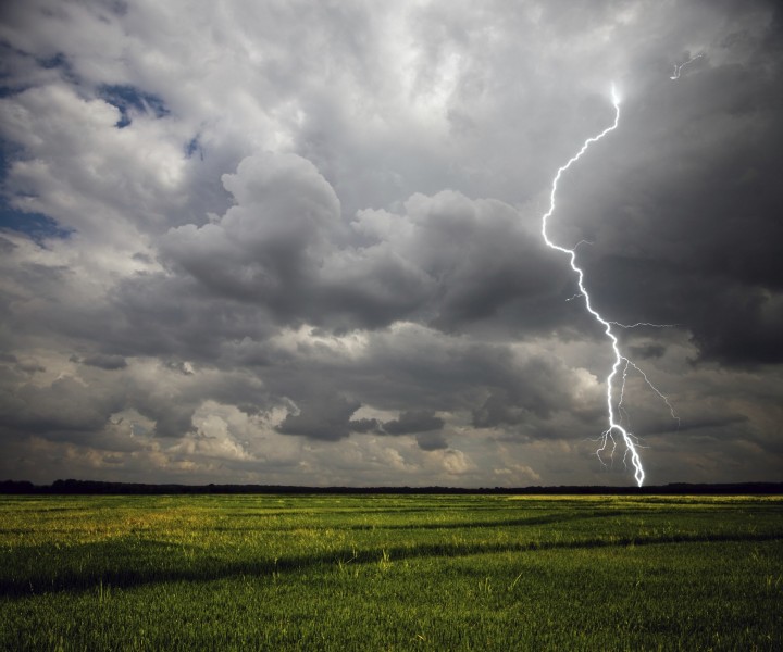 狂暴震撼的雷霆閃電風景圖片