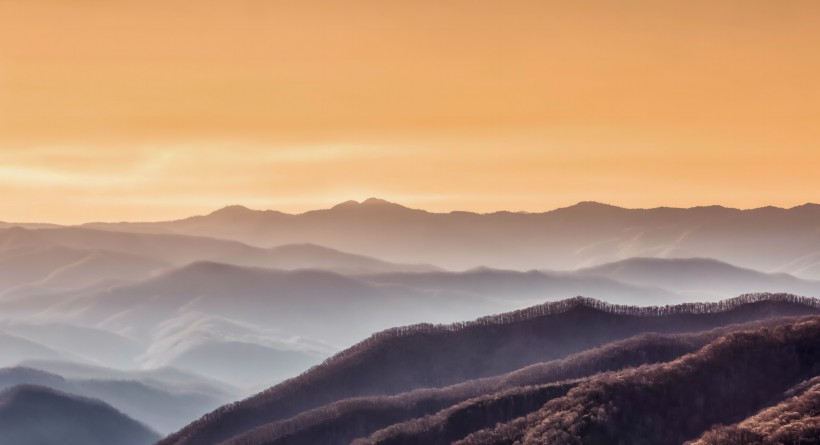 跌言起伏的群山圖片