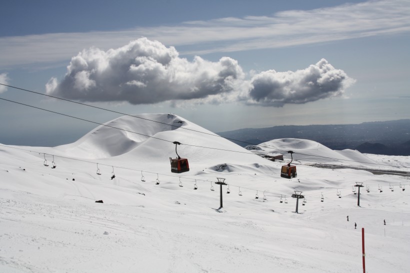 冬季的皑皑白雪风景图片