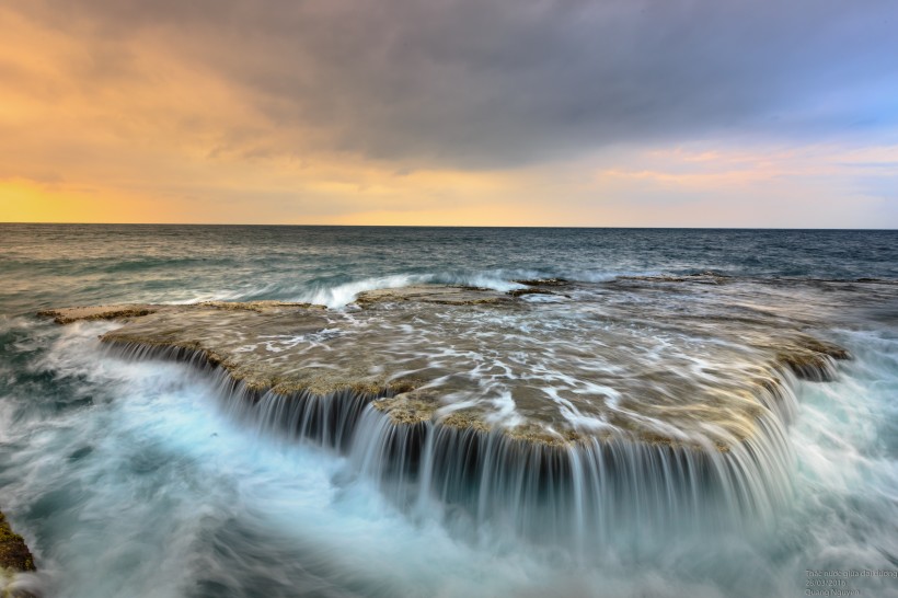 波濤涌洶的海浪風景圖片