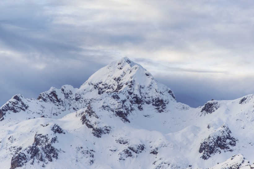 壮阔的雪山图片