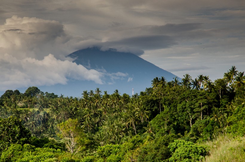 磅礴噴發(fā)的火山風(fēng)景圖片