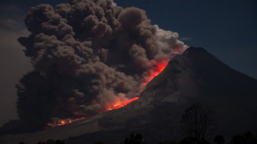 壮观的火山爆发风景图片