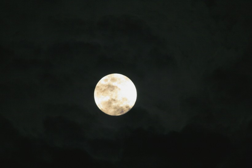 夜空中圆圆的月亮图片