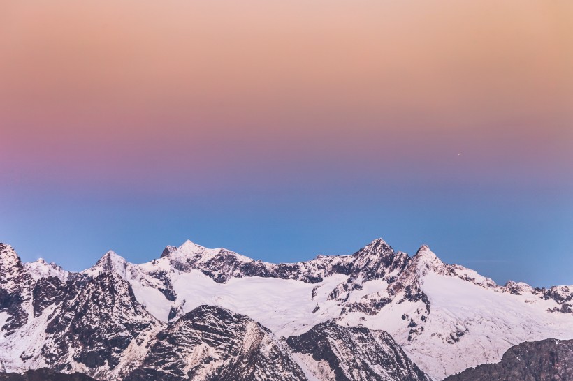 巍峨的雪山图片