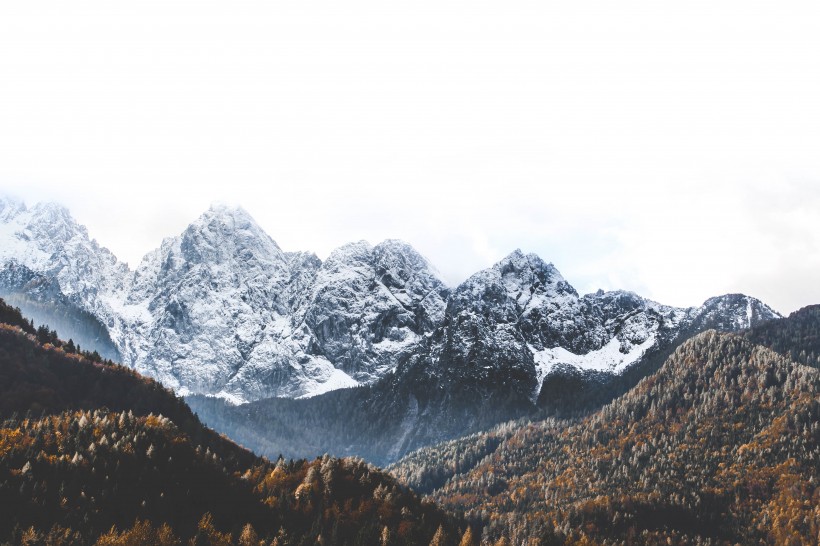 壮观的雪山美景图片