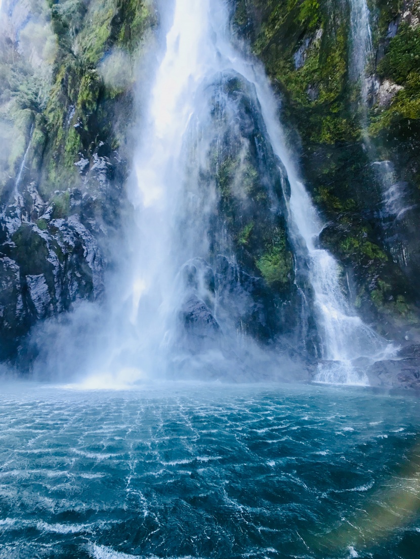 氣勢(shì)磅礴恢弘的瀑布自然風(fēng)景圖片