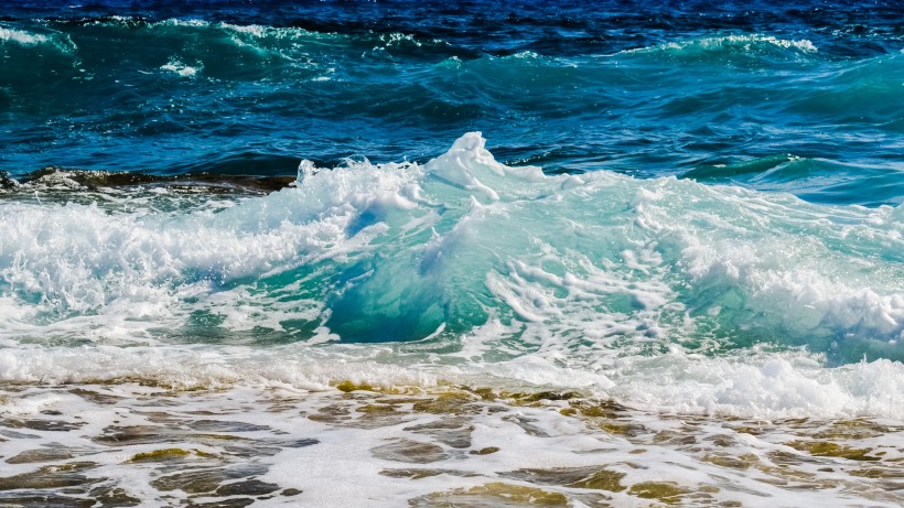 汹涌澎湃的大海海浪风景图片