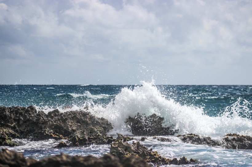 波涛汹涌的海浪风景图片