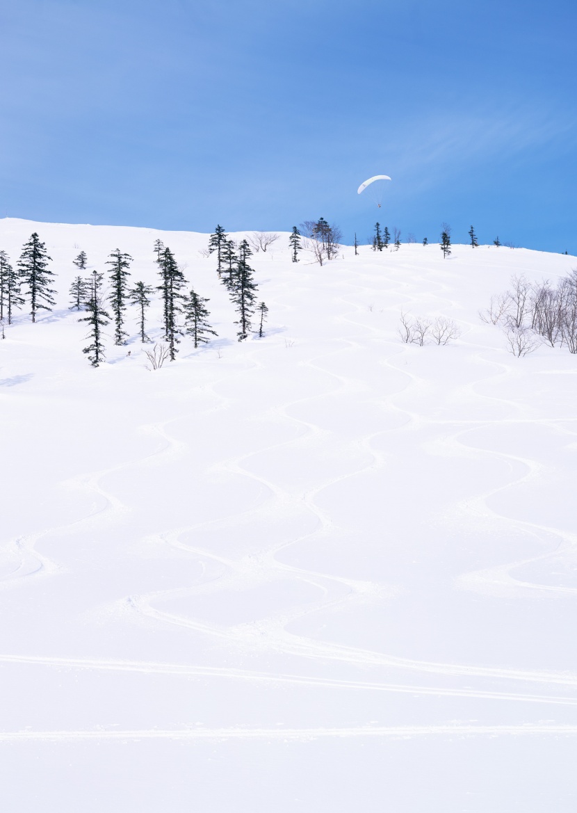 人和美丽雪景图片