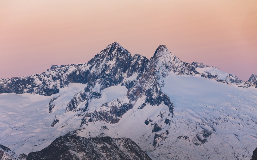 巍峨的雪山圖片