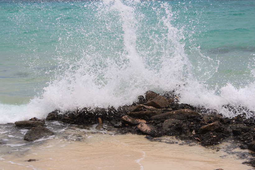 汹涌的海浪图片