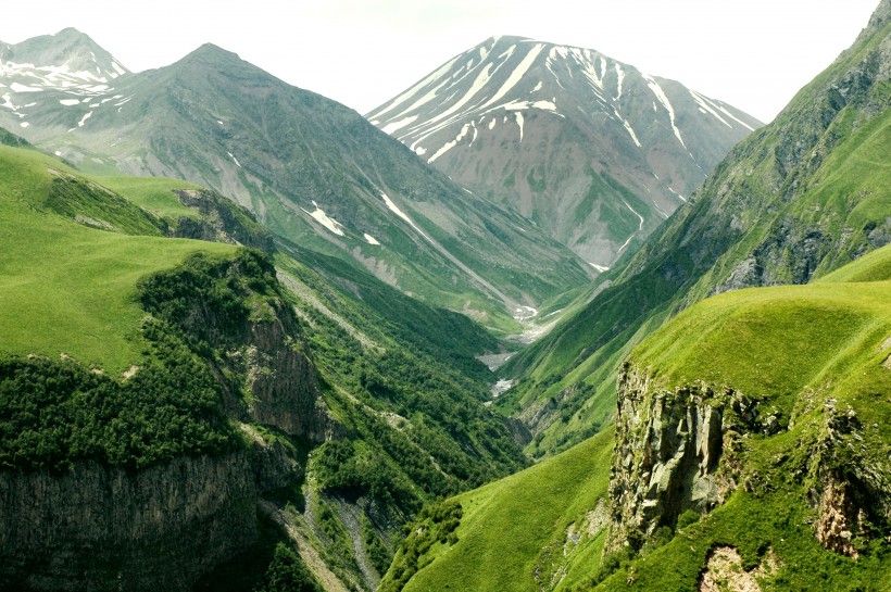 绵延不断雄伟的高山自然风景图片