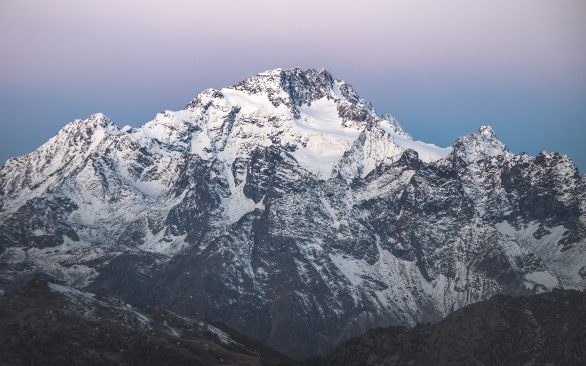 巍峨的雪山圖片