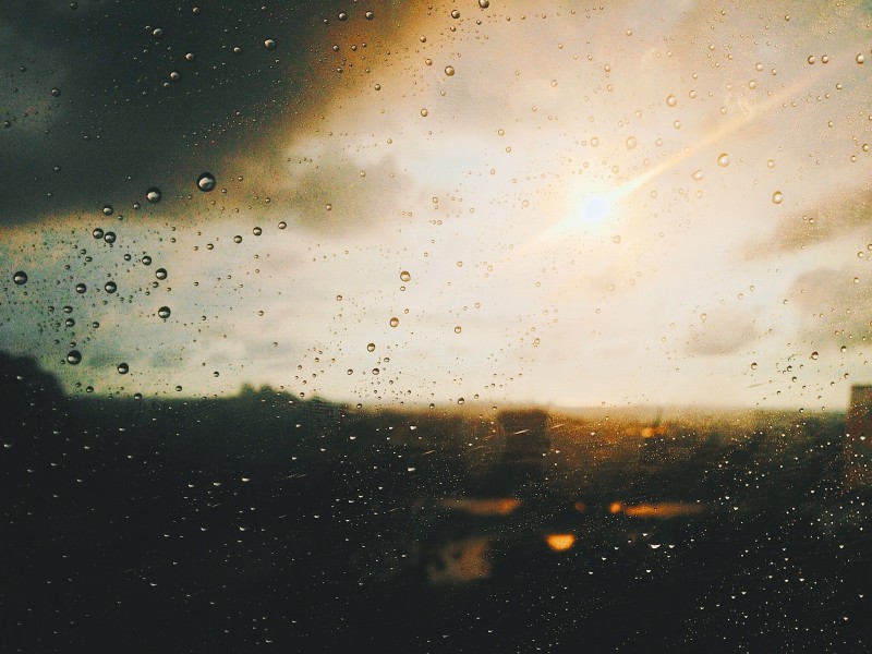 下雨天的雨滴图片