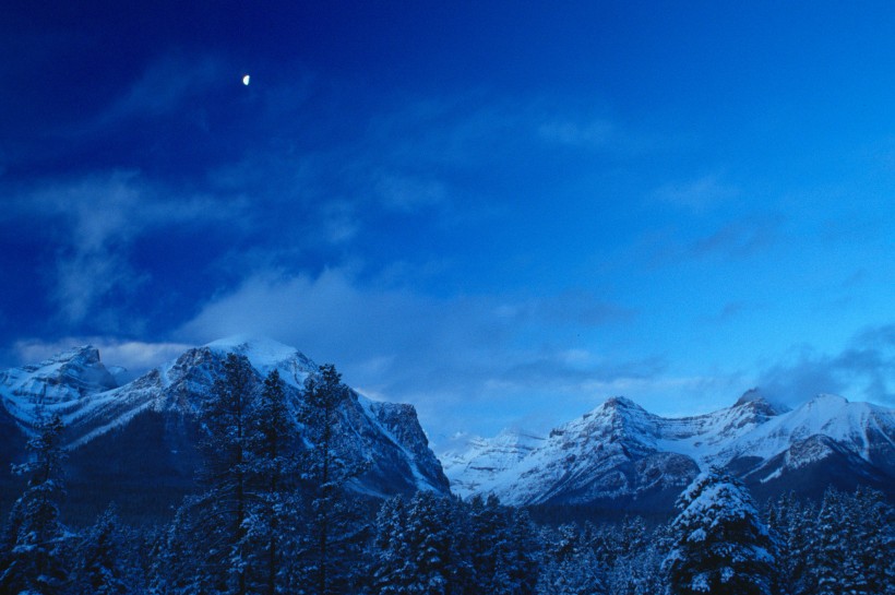 峻峭的雪山图片