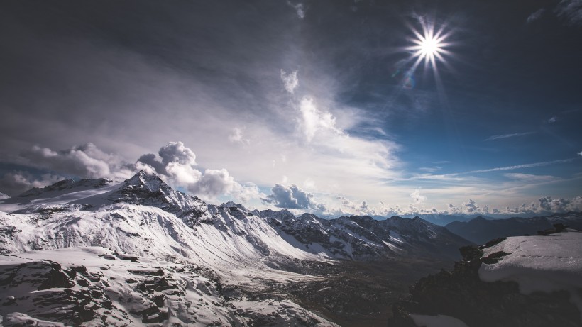 巍峨的雪山图片