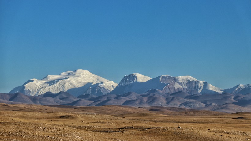 連綿的雪山風(fēng)景圖片