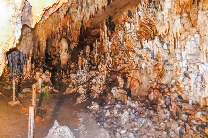 千姿百态的地下溶洞风景图片