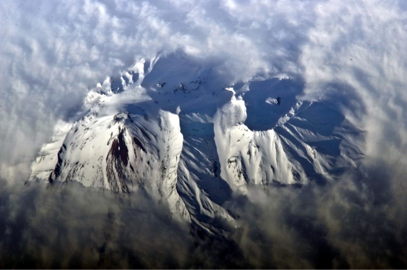 強(qiáng)勢噴發(fā)的火山風(fēng)景圖片