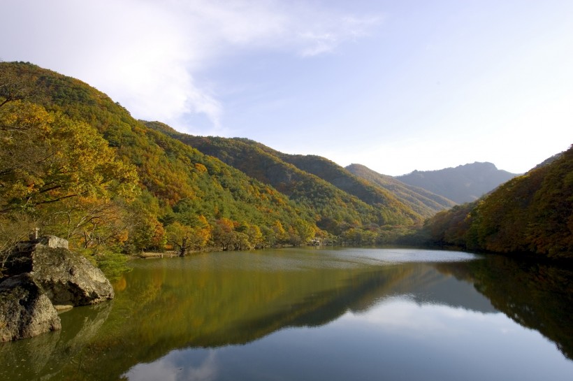 湖面倒影风景图片